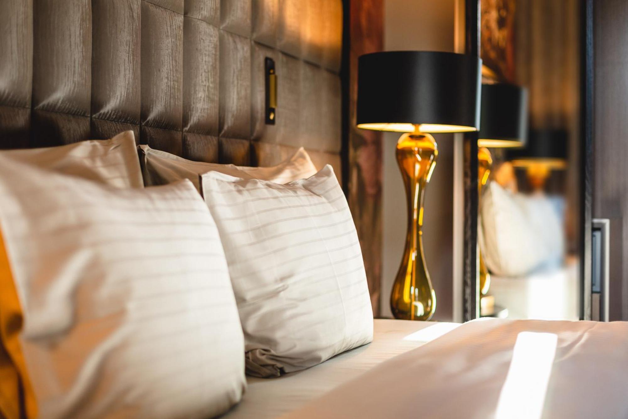 Grand Poet Hotel And Spa By Semarah Riga Exterior foto A bed with pillows