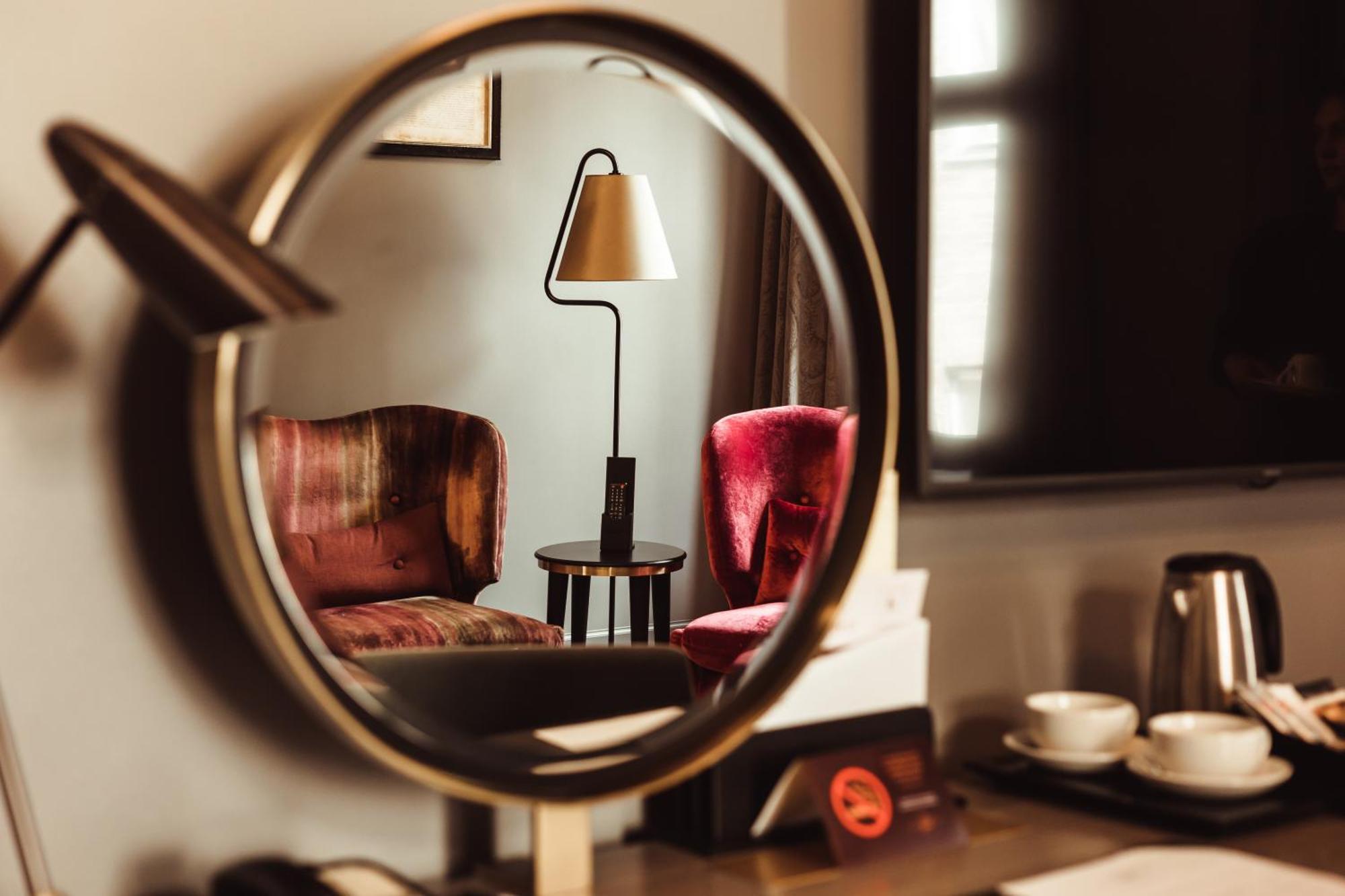 Grand Poet Hotel And Spa By Semarah Riga Exterior foto A convex mirror