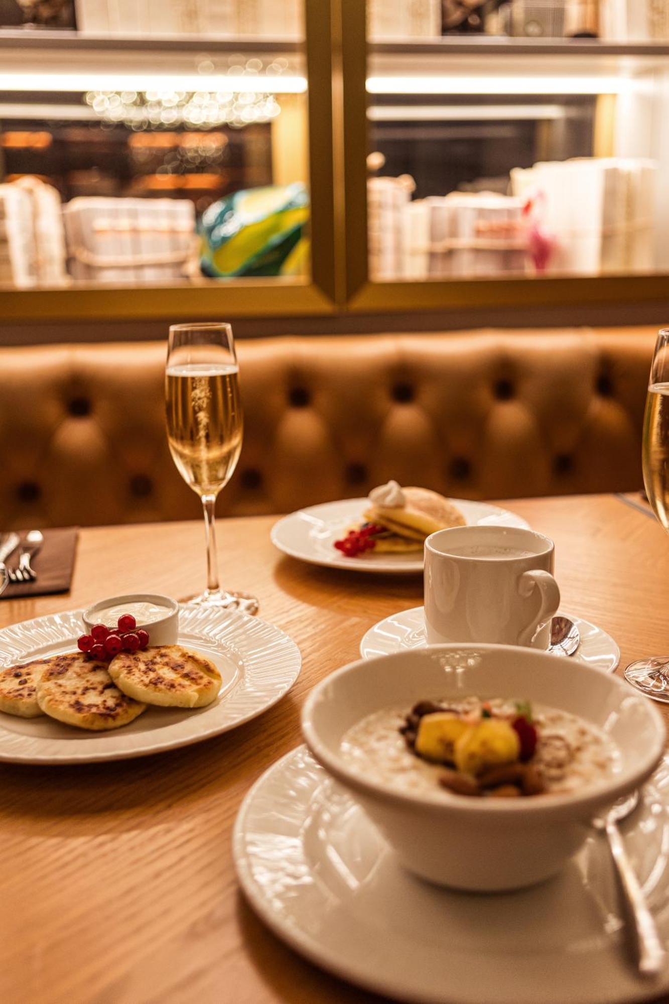 Grand Poet Hotel And Spa By Semarah Riga Exterior foto A glass of champagne