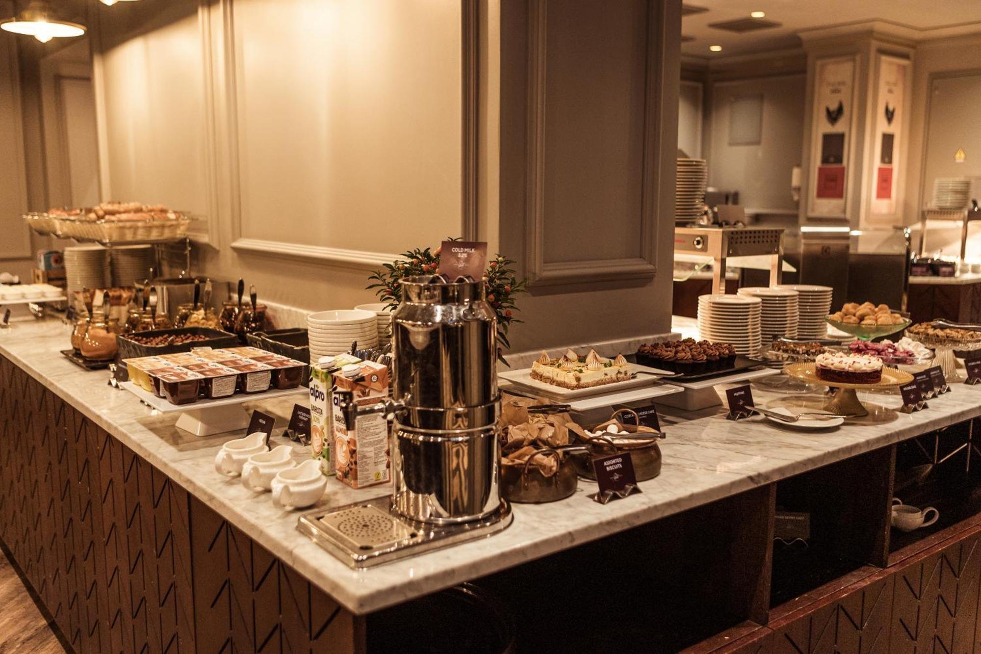 Grand Poet Hotel And Spa By Semarah Riga Exterior foto A dessert buffet