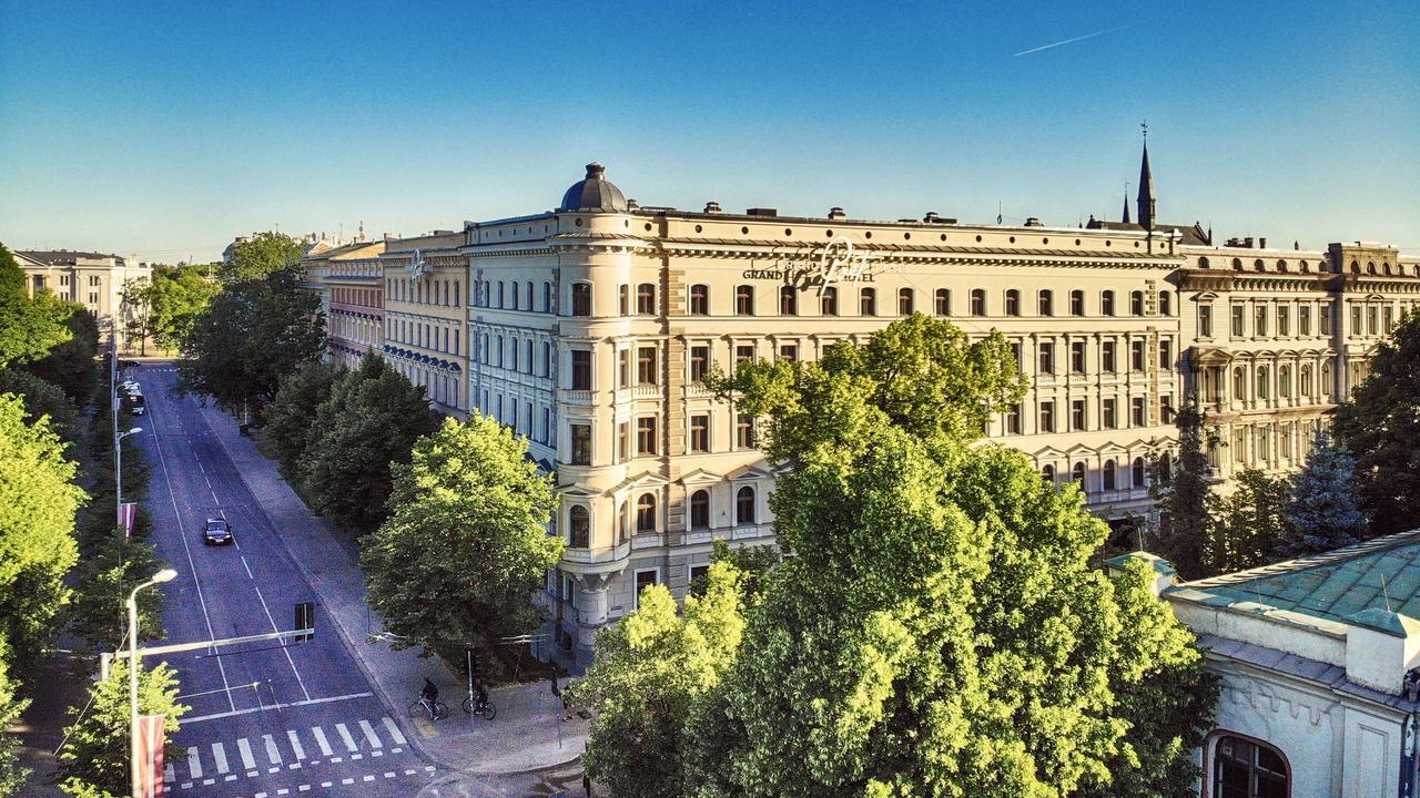 Grand Poet Hotel And Spa By Semarah Riga Exterior foto The main building of the university